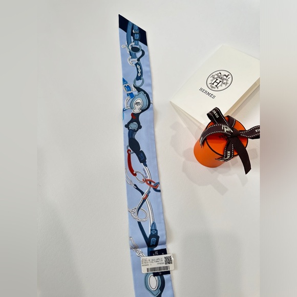 HERMES BLUE SILK TWILLY. NEW IN BOX. - Picture 9 of 15